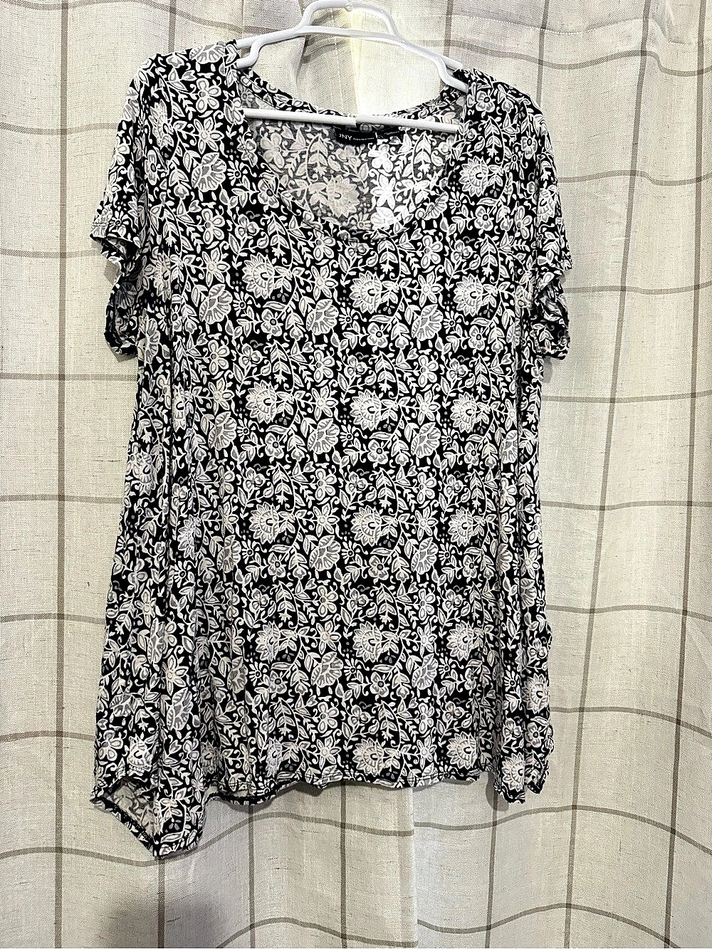 JNY Floral Blouse in Black & White Size 1x Like New